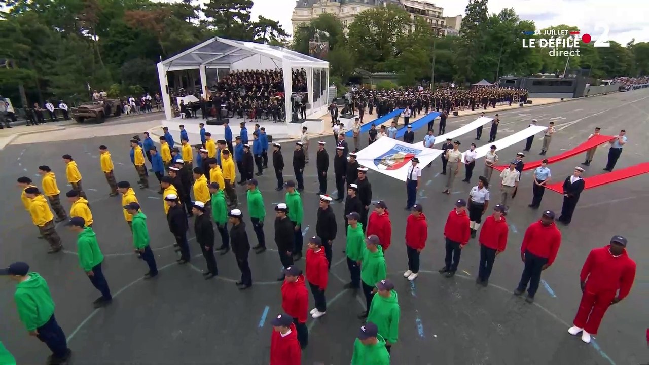 14 juillet - Regardez et surtout écoutez la superbe Marseillaise qui a été entonnée ce midi sur l'avenue Foch à la fin du défilé militaire