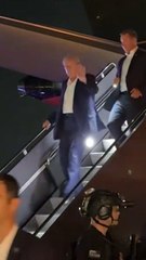 '총격 부상' 트럼프, 뉴저지주 도착…전용기서 내려오며 손 인사