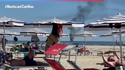 Barca a fuoco al largo del lido degli Estensi, il video