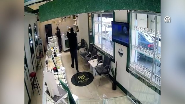 Sancaktepe'de bir kişinin silahla yaralandığı kuyumcu soygunu güvenlik kamerasında