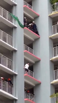 جہاں ریاست ماں کی طرح ہوتی ہے۔۔وہاں ایسے ادارے ہوتے ہیں۔اور کچھ اس طرح کام کرنے والے۔ یہ خاتون خودکشی کررہی ہے۔ سنگاپور کا ایک رئیل سین ہے۔۔۔ ٹیم ورک اور اپنے کام سےخلوص کی مثال