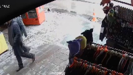 İzmir'de 2 kişi elektrik akımına kapılarak ölmüştü: Mazgaldan daha önce dumanların çıktığı görüntüler kamerada