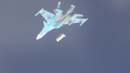El Ministerio Defensa ruso muestra un vídeo donde lanza una bomba planeadora de tres toneladas