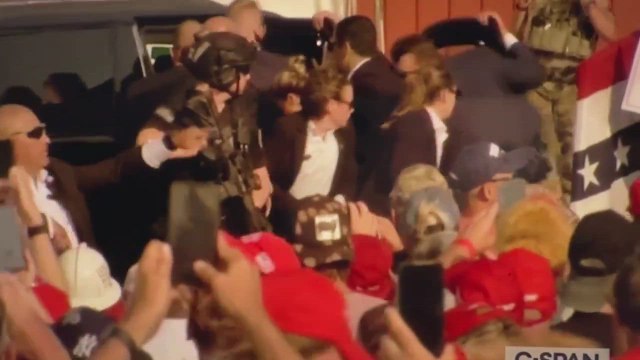 Female secret service agent struggles with weapon during attempted assassination of Trump.