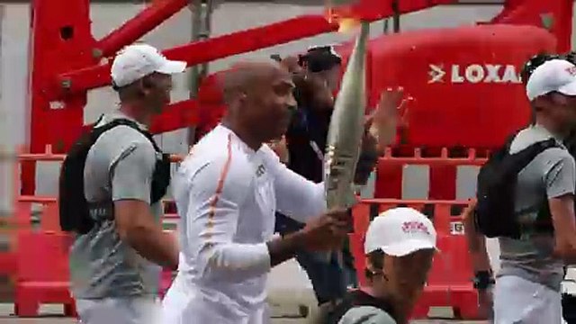 Thierry Henry, Paris 2024 Olimpiyatları'na 12 gün kala Olimpiyat meşalesini taşıdı
