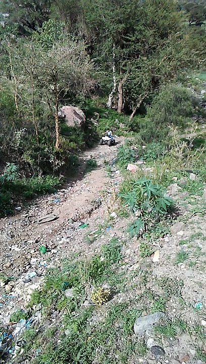طفل يمني يعبر الطريق الوعرة دراجته الناريه