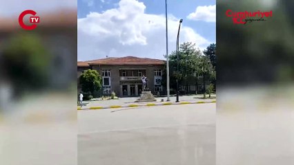 Elazığ'da Atatürk heykeline taşlı saldırı