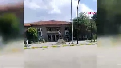 Elazığ'da Atatürk heykeline taşlı saldırı