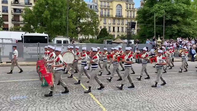 Les pionniers de la #Légion #étrangère font partie des éléments historiques du #défilé du #14Juillet à #Paris. Ils illustrent la tradition du #soldat #bâtisseur qui, une fois le #combat #terminé, pose son #fusil pour prendre la #pelle ou la #pioche.