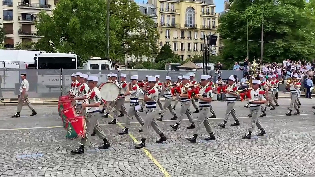 Les pionniers de la #Légion #étrangère font partie des éléments historiques du #défilé du #14Juillet à #Paris. Ils illustrent la tradition du #soldat #bâtisseur qui, une fois le #combat #terminé, pose son #fusil pour prendre la #pelle ou la #pioche.