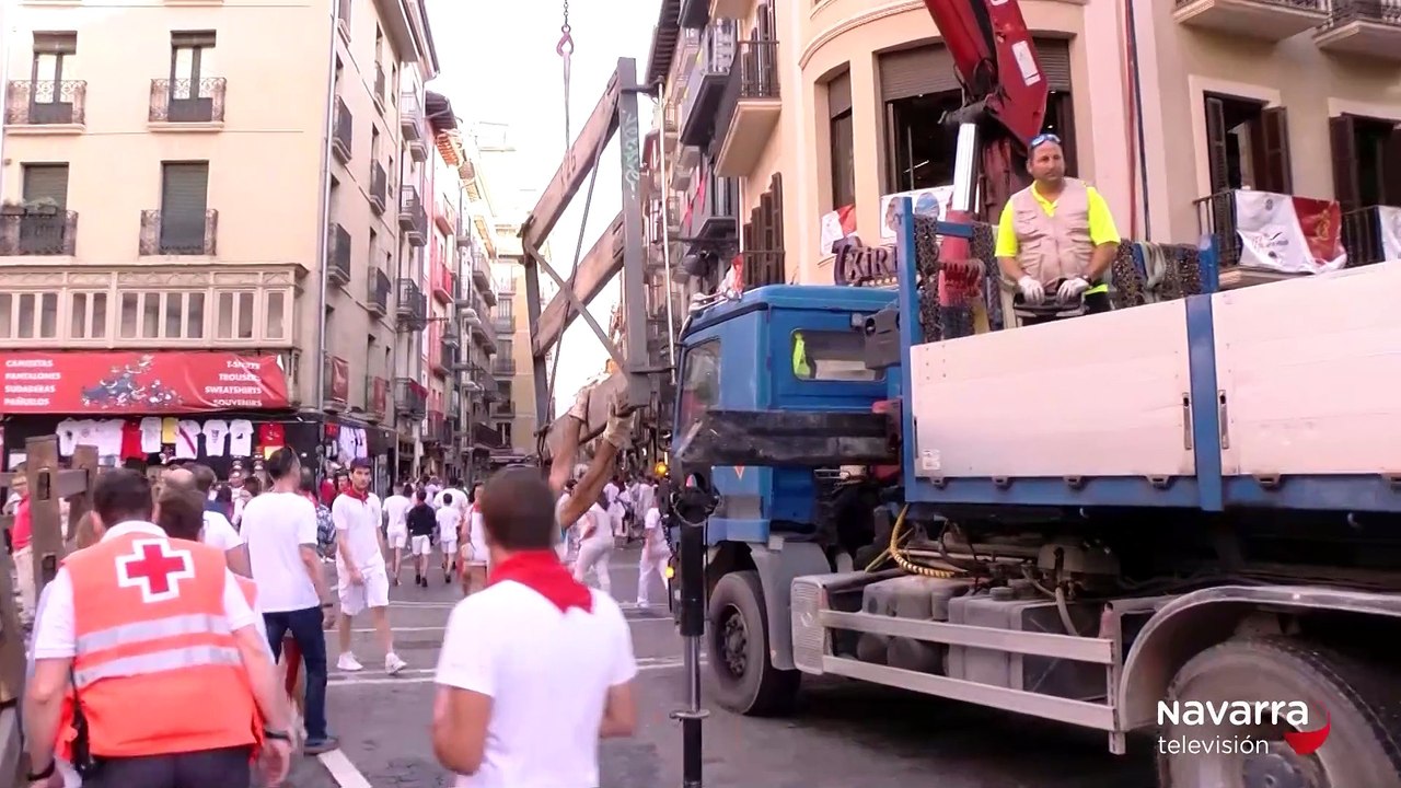 Los operarios comienzan a retirar el vallado de los encierros