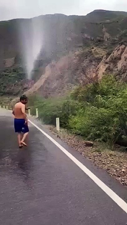 *️Awesome - یہ واقعہ ایک چھوٹے سے قدرتی ️کلاؤڈ برسٹ کی ایک منفرد اور انوکھی مثال ہے جو شاید ہی اس سے پہلے دیکھی گئی ہو۔ صرف ایک خاص جگہ پر ⛈️ بادل کا پھٹنا اور بارش کا گرنا حیرت انگیز ہے۔☔*