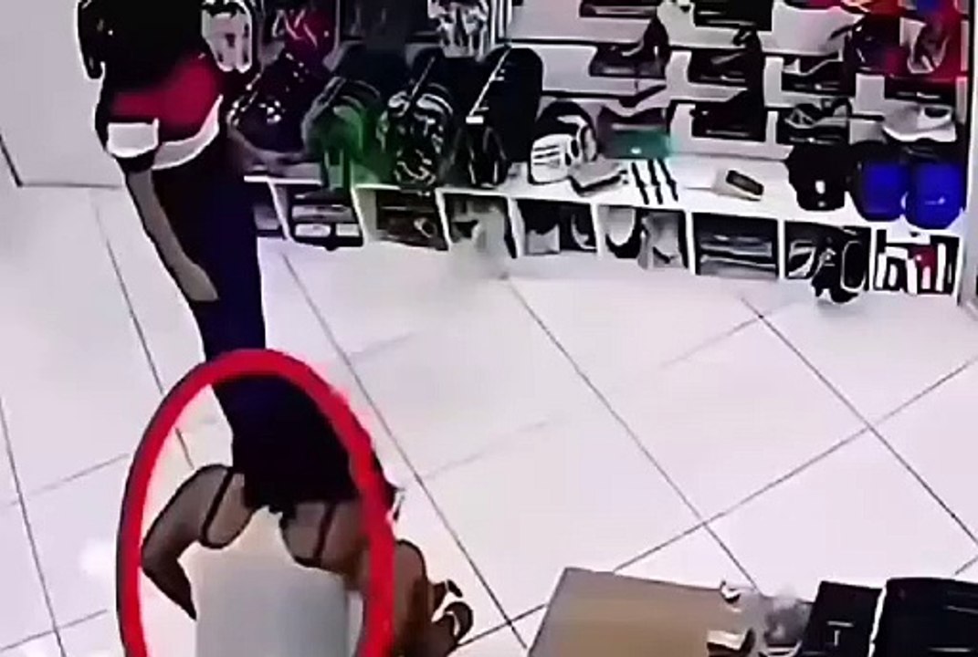 Câmera de segurança flagra mulher furtando celular de vendedora em loja