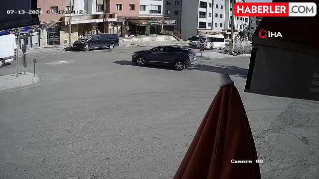 Elazığ'da otomobil ile minibüsün çarpışma anı kamerada