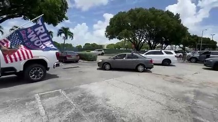 Simpatizantes de Trump realizan caravana en sur de Florida después de ataque en Pensilvania