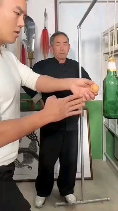 This bottle is stronger than walnuts. Do not imitate the professional movements of every inch of st