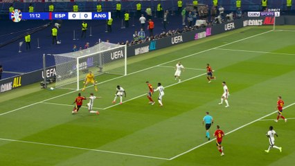 Première action spectaculaire en Espagne : John Stones écrase Nico Williams ⚽