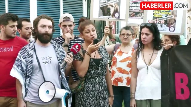 (İZMİR) - Sokak hayvanlarıyla ilgili yasa teklifine karşı İzmir'de başlatılan protestoların üçüncü gününde hayvanseverler oturma eylemi yaptı