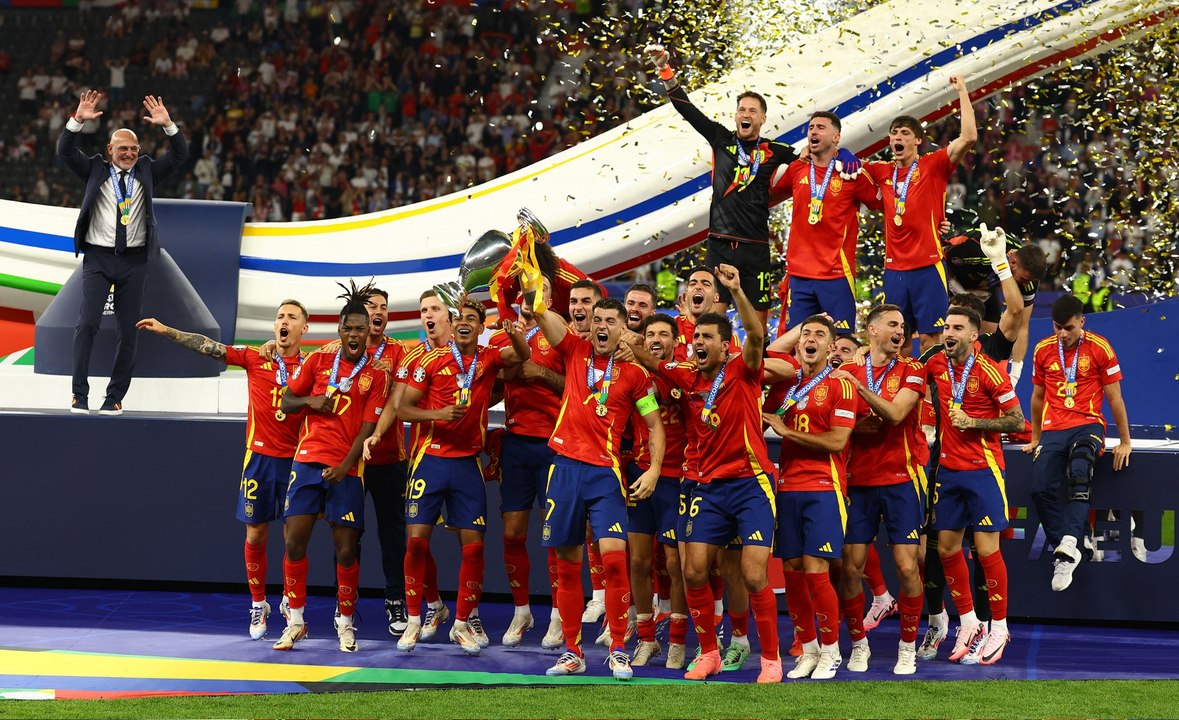 مراسم تتويج المنتخب الإسباني بلقب بطولة أمم أور...