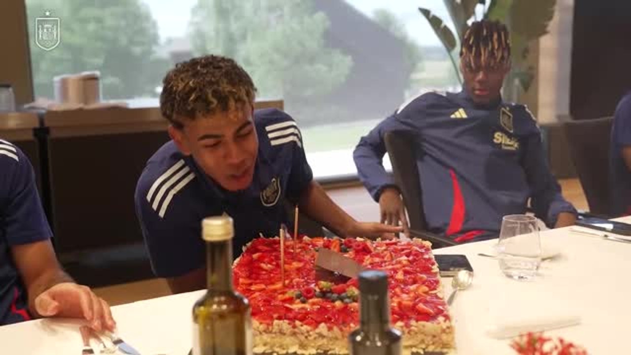 Spain celebrate Lamine Yamal's 17th birthday - video Dailymotion