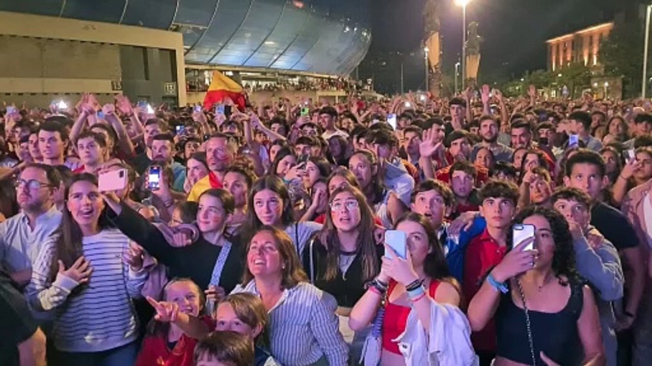 Numerosos donostiarras se reúnen en Anoeta para la final de la Eurocopa