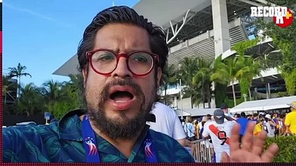 AFICIONADOS COLOMBIANOS SE ENFRENTAN A LA POLICÍA; SE RETRASA LA FINAL