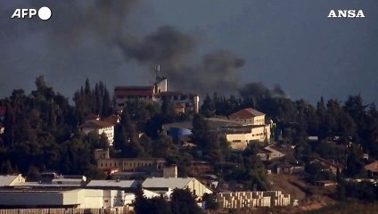 Télécharger la video: Hezbollah e Israele si scambiano colpi d'arma da fuoco al confine con il Libano