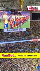 ¡Ambiente mientras Karol G canta el Himno de Colombia!