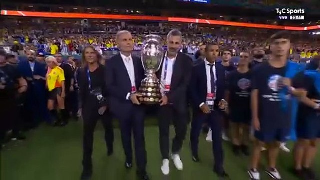 Caniggia, Ruggeri Yepes y Córdoba fueron los encargados de llevar el trofeo de la Copa América.