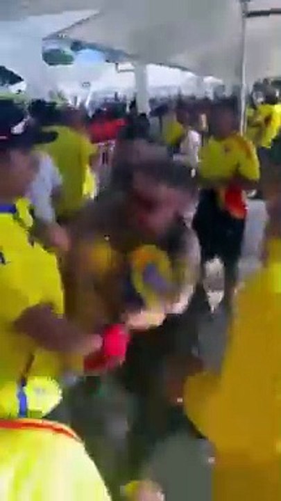Miami : Les images du chaos cette nuit lors de la finale de la Copa America de football alors que des supporters ont forcé les portes du stade