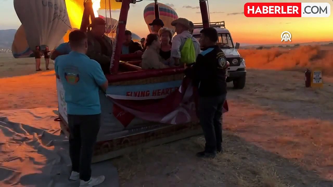 Kapadokya'da Sıcak Hava Balonları Türk Bayrakları ve Posterlerle Uçtu