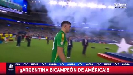 El “Dibu” Martínez vuelve a ser el ganador del trofeo al mejor arquero del campeonato