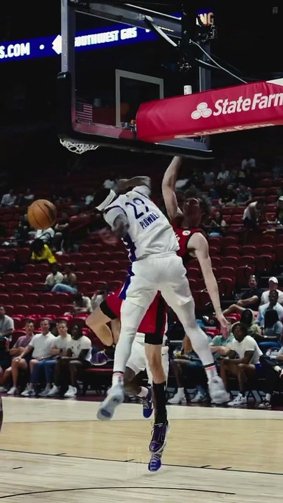 Le gros poster dunk de Matas Buzelis