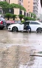 Hombre camina con las manos