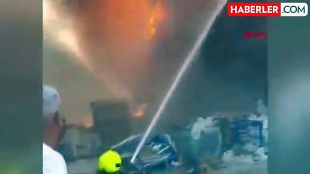Bursa'da Tavuk Çiftliğinde Çıkan Yangın Bitişikteki Marketin Deposuna Sıçradı