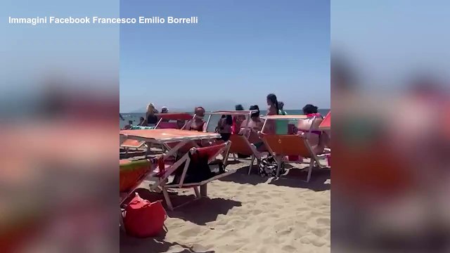 Caos in spiaggia per un lettino in prima fila: il VIDEO