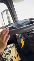 فوزية زهور أصغر سائقة شحن ثقيل في الإمارات: محجبة وبالعباءة