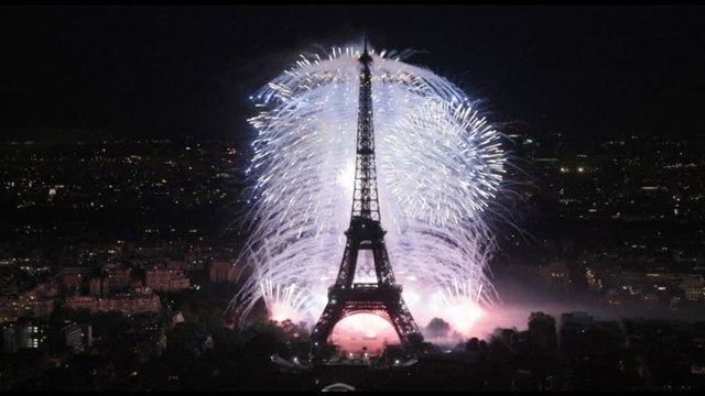 Sontuosi fuochi d'artificio del giorno della Bastiglia a Parigi