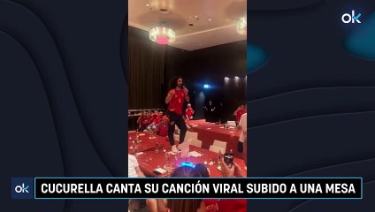 Cucurella canta su canción viral subido a una mesa