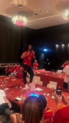 Cucurella se desata y canta su canción: "Se bebe una Estrella"