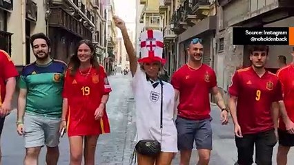 Video: Brittiläinen juontaja näyttää jalkojaan ja uskaltautuu pukeutumaan Englannin paitaan Espanjassa