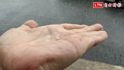 台南永康突如其來的狂風暴雨與冰雹，宛如颱風來襲🌧️