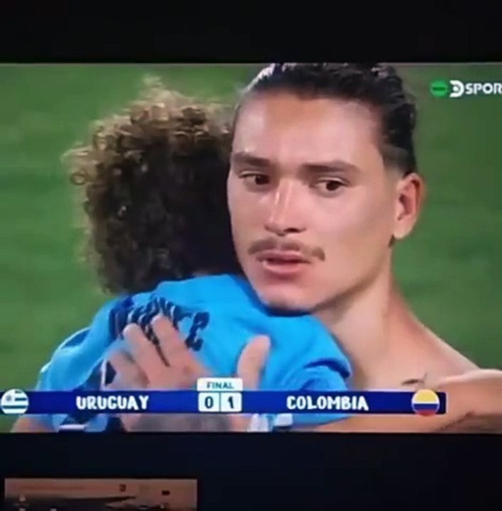 La noche de furia de Uruguay: Darwin consuela a su pequeño hijo