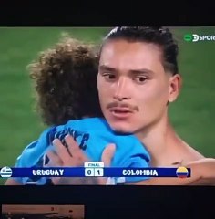 La noche de furia de Uruguay: Darwin consuela a su pequeño hijo