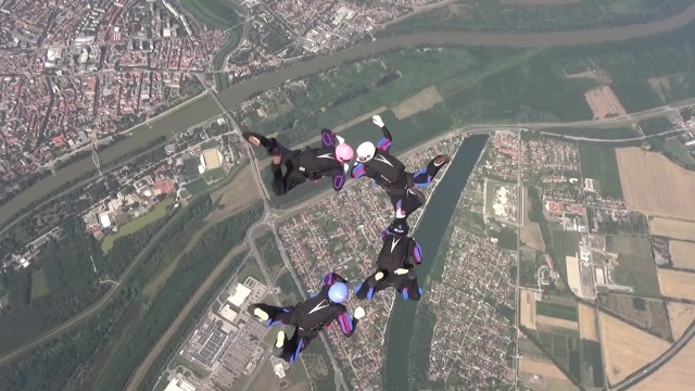 육군 특전사 여군 고공 강하팀, 상호활동 종목 3년 연속 우승 / YTN