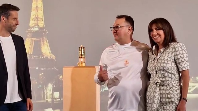 La flamme olympique fait sa traversée de Paris