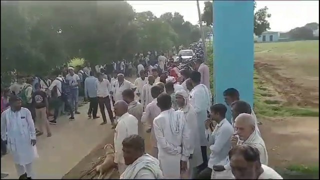शिक्षा का मंदिर बना राजनीति का अखाड़ा, ग्रामीणों ने जड़ा ताला