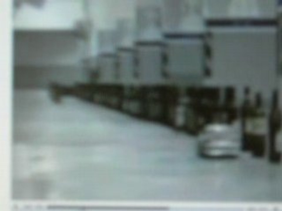 mario jouer avec une voiture teleguider et des bouteilles