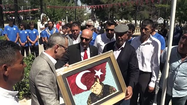 15 Temmuz kahramanı şehit Ömer Halisdemir'in kabrinde ziyaretçi yoğunluğu