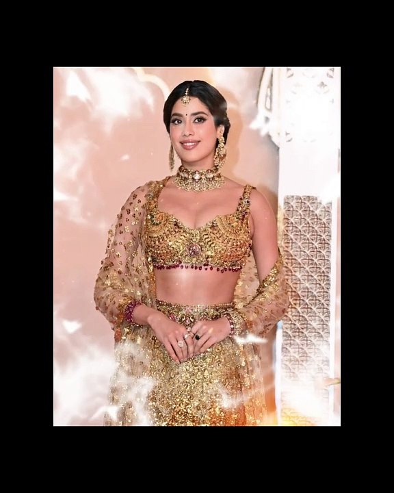 Jhanvi Kapoor slays Gold Dress❤️